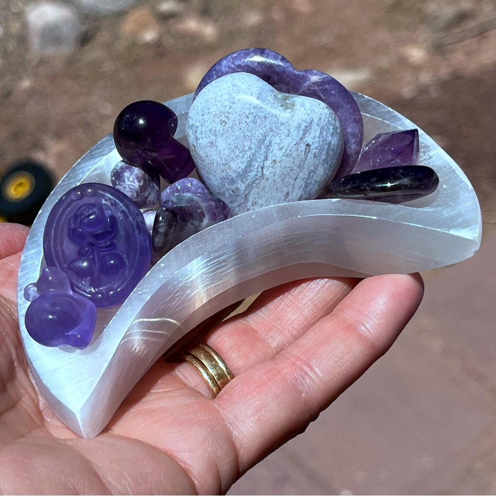 Selenite Crescent Moon Charging Dish, 2 Heart Palm / Worry Stones Snail Mushroom